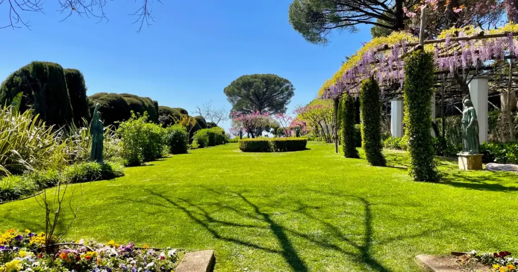 Visit Villa Cimbrone in Ravello view of lawn and landscaping