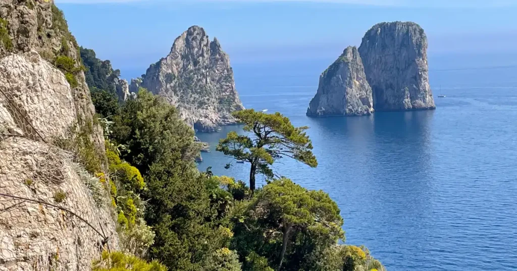 Via from Via Krupp of Capri cliffs